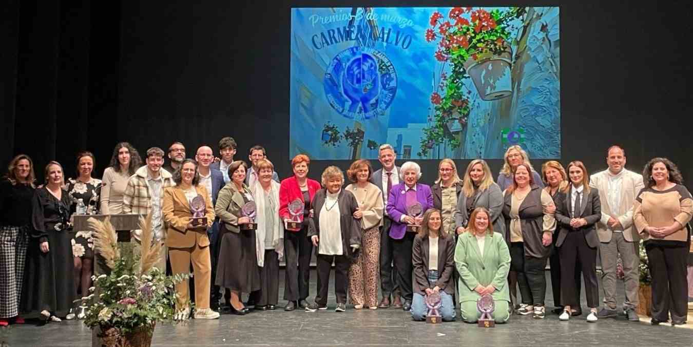 La presidenta del ICOG, Nieves Sánchez Guitián, recibe el premio 8M Carmen Calvo
